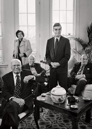 前肯尼迪政府成员国防部长Defense Robert S. McNamara,理查德总统助理政府律师Richard N. Goodwin,负责拉丁美洲事务Arthur Schlesinger Jr.,助理政府律师顾问特德·索伦森和副司法部长Nicholas Katzenbach,在Schlesinger纽约市的公寓里 Mark Seliger摄